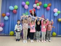 День защиты детей!!! Самых маленьких воспитанников  пришли поздравить Веселинка и дети из старшей  группы с 1 Июня